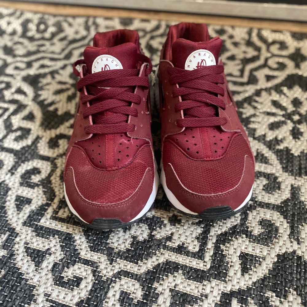 ✨NEW YEAR SALE. EVERYTHING IS $10 for 24hrs🎉 Maroon Nike Huarache Run